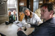 Wurstfabrikant Rolf Wiener (Komparse, r.) liegt erstochen in seinem Luxus-Wohnmobil. Laut Dr. Fuchs war eine Grillgabel die Tatwaffe. V.l.n.r. Girwidz (Michael Brandner), Hubert (Christian Tramitz), Dr. Caroline Fuchs (Susu Padotzke), Wurstfabrikant Rolf Wiener (Komparse)