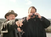 Dr. Teusch (Tilo Pr&uuml;ckner, li.) und Pfarrer Braun (Ottfried Fischer) auf Vogelschau.