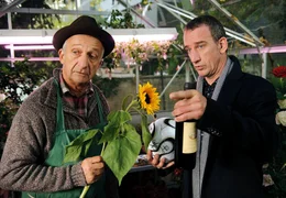 Bei seinem G&auml;rtner Anton Schmidt (Philipp Sonntag, links) holt sich Matthias Winkelmann (Heio von Stetten) wertvolle Tipps in Lebens- und Liebesfragen.