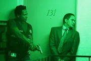 Warrick (Gary Dourdan, l.) und Detective Cavalier (Jose Zuniga) stürmen das Apartment eines Spielsüchtigen. Warrick (Gary Dourdan, l.) und Detective Cavalier (Jose Zuniga) stürmen das Apartment eines Spielsüchtigen.