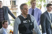 Pride (Scott Bakula, M.) ist in gro&szlig;er Aufruhr nachdem ein Kandidat der Navy Spezialeinheit kurz vor seinem Abschluss ermodet aufgefunden wurde ...