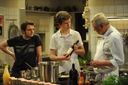 Patrick bekommt von Joseph erkl&auml;rt, welcher Wein zu welchem Essen passt. Von links: Florian Brunner (Tommy Schwimmer), Patrick Westenrieder (Lucas Bauer) und Joseph Brunner (Wilhelm Manske).