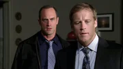 Als Jake Keegan (Mark Valley, r.) mit Detective Stabler (Christopher Meloni) sein Haus betritt, machen sie eine grausame Entdeckung: Das Kinderm&auml;dchen der Familie wurde ermordet.