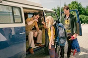 Luise (Mia Lohmann) verabschiedet sich von Freund Mo (Oliver Wnuk). Ihr Vater Jan (Florian Stetter) bringt sie in den Ferienhort.