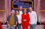 Moderator Kai Pflaume (M.) und seine Rateteam-Kapit&auml;ne Bernhard Ho&euml;cker (l.) und Wotan Wilke M&ouml;hring (r.) begr&uuml;&szlig;en in dieser Sendung, die Journalistin und Moderatorin Amelie Marie Weber (2.v.l.) und die Journalistin und Fernsehmoderatorin Julia-Niharika Sen (2.v.r.).