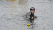 Ein Robbenk&uuml;sschen - das hat "PUR+"-Moderator Eric Mayer auch noch nicht erlebt! Im Marine Science Center in Rostock wird mit den Robben aber nicht nur gekuschelt, sondern vor allem geforscht. Und deswegen steigt auch Eric Mayer mit den Robben ins Wasser, um herauszufinden, wie sich Robben im Meer orientieren.