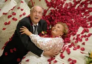 F&uuml;r dich solls rote Rosen regnen: Hilde (Ruth Maria Kubitschek) und Theo (Ernst Stankovski) schweben nach der Trauung im siebten Himmel.