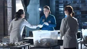 Gemeinsam mit Daisy Wicks (Carla Gallo, l.) und Jessica Warrens (Laura Spencer, r.) macht sich Brennan (Emily Deschanel) nach dem Bombenanschlag auf das Jeffersonian an die Aufr&auml;umarbeiten und die T&auml;tersuche. Wird bei dem Bombenanschlag an das Jeffersonian verletzt und kann sich an die zuvor erlangten, wichtigen Hinweise zum T&auml;ter nicht erinnern? Gelingt es ihr mit Daisy Wicks (Carla Gallo, l.) und Jessica Warrens (Laura Spencer) Hilfe, ihn dennoch zu &uuml;berf&uuml;hren?