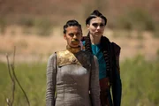 L-R: Egwene al'Vere (Madeleine Madden), Renna (Xelia Mendes-Jones)