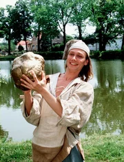 Der Lohn für sieben Jahre: Mit einem dicken Klumpen Gold tritt Hans im Glück (Andreas Bieber) seine Heimreise an. Der Lohn für sieben Jahre: Mit einem dicken Klumpen Gold tritt Hans im Glück (Andreas Bieber) seine Heimreise an.