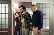 Dr. Roland Heilmann (Thomas R&uuml;hmann, re.) ist von Mia Hermanns (Camille Dombrowsky, li.) zu Hause regelrecht &uuml;berfallen worden. Ihr Mann Johann (Raphael Zari, mi.) hat Krebs im Endstadium.