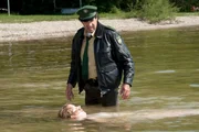 Johannes Staller (Helmfried von L&uuml;ttichau) entdeckt eine Frauenleiche (Sabine Pfeifer) im Starnberger See.