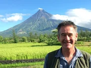 Nigel Marven auf der Insel Luzon. Im Hintergrund der aktive Vulkan Mayon mit einer H&ouml;he von 2462 Metern.