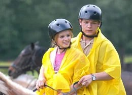 Weil Erik (Marlon Kittel, r.) mit Klassensch&ouml;nheit Mira (Jennifer Ulrich, l.) eine intensive Reitstunde verbringt, muss er dies bitterlich b&uuml;&szlig;en ...