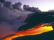 00 Uhr. Auf Big Island, Hawaii, flie&szlig;t rotgl&uuml;hende Lava bis in den Ozean. In dieser brennend hei&szlig;en, brodelnden H&ouml;lle scheint man dem Tod und dem Ende der Welt ganz nah. V&ouml;llig andere Gef&uuml;hle hat der deutsche Grenzg&auml;nger , wenn er sich dieser gef&auml;hrlichen Zone n&auml;hert: die Entstehung der Erde, die Geburt der Kontinente, die Faszination der Urgewalten.
