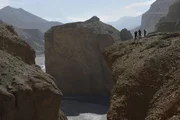 Filmcrew im Kali-Gandaki-Canyon, der den Mittleren Himalaya durchschneidet und irgendwann das gesamte Brahmaputra-Flusssystem verändern wird. Filmcrew im Kali-Gandaki-Canyon, der den Mittleren Himalaya durchschneidet und irgendwann das gesamte Brahmaputra-Flusssystem verändern wird.