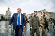 Der ukrainische Pr&auml;sident Wolodymyr Selenskyj (Mi.), der damalige britische Premierminister Boris Johnson (li.) und Sicherheitskr&auml;fte am 9. April 2022 auf dem Maidan im Zentrum von Kiew