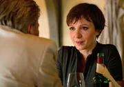 Miriam Nohe trinkt mit Kommissar Frank Koops ein Glas Wein. Miriam Nohe trinkt mit Kommissar Frank Koops ein Glas Wein.