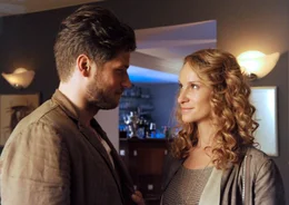 Zwischen Bernadette (Chiara Schoras) und Walter (Sebastian Str&ouml;bel) ist der Funken &uuml;bergesprungen.