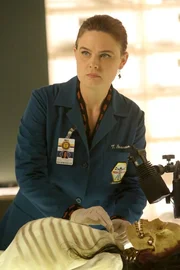 Brennan (Emily Deschanel) untersucht die Leiche einer Frau, die vor dem Fund pr&auml;pariert worden ist. Als die Verletzungen an der Leiche &Uuml;bereinstimmungen mit einem bisher ungekl&auml;rten Mordfall ergeben, wird den Ermittlern klar, mit was sie es zu tun haben: einem Serienkiller...