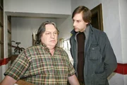 Bernd (Volker Herold, l.) ist geschockt, als Hartmut (Alexander W&uuml;st, r.) ihn mit Helgas Kochshow erpressen will.