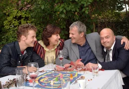 Immer gut drauf: Eva (Thekla Carola Wied) mit ihren neuen Freunden Ferdinand (Peter Sattmann, 2.v.re.), Harry (Florian Martens, re.) und Dennis (Tobias Retzlaff, li.).