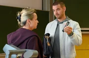 Die Wissenschaftler Hannah Havas (Katharina Pichler, l.) wird von Jakob Frings (Max K&ouml;nig, r.) zum Verh&auml;ltnis zur Ermordeten befragt.