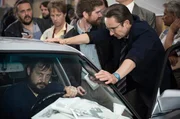 Ein Boulevardjournalist (Arnd Klawitter) steigt zu Geiselnehmer R&ouml;sner (Sascha Alexander Ger&scaron;ak) ins Auto.