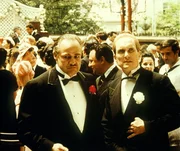 Der Pate Don Vito Corleone (Marlon Brando, l.) und sein Berater Tom Hagen (Robert Duvall. r) w&auml;lzen auch bei der Hochzeit von Vitos Tochter Probleme.