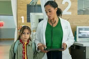 Ein Patient hat seine kleine Tochter Isa (Minou Troll, li.) ungefragt in Dr. Lucia B&ouml;hms (Vanessa Rottenburg, re.) Betreuung gegeben.