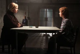 Nora (Veronica Ferres, links) besucht Linda (Liv Lisa Fries) im Gef&auml;ngnis.
