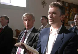 ARD SCHWARZWALDLIEBE, Deutschland 2009, Regie Uwe Wilhelm, am Donnerstag (30.08.12) um 20:15 Uhr und um 00:20 Uhr im Ersten. Die ehrbaren Bauern und treuen Kirchg&auml;nger Karl (Timothy Peach, re.) und sein Vater Franz (Siegfried Rauch) hoffen, dass sie ihren Hof behalten k&ouml;nnen.