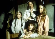 (v.l.n.r.) Laura (Melissa Gilbert), Caroline (Karen Grassle), Carrie (Lindsay Sidney Greenbush) und Mary (Malissa Sue Anderson) beobachten ihren Vater ...