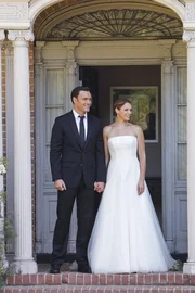 Geben sich das Ja-Wort: Wayne (Owain Yeoman, l.) und Grace (Amanda Righetti, r.) ...