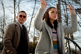 Privatdetektiv Blanc (Daniel Craig, li.) m&ouml;chte mit ihrer Hilfe den Fall l&ouml;sen: Marta Cabrera (Ana de Armas, r.) hatte ein gutes Verh&auml;ltnis zu dem Toten.