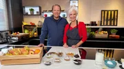 Bj&ouml;rn Freitag (l.) und Anja Tanas backen Kuchen und Kekse mit nat&uuml;rlicher S&uuml;&szlig;e &ndash; ganz ohne Kristallzucker.