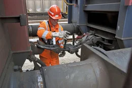 Die Gleisarbeiter überwachen das Andocken der Güterwaggons und müssen Bremsschläuche und Schrauben lösen und nachhelfen, wenn etwas klemmt oder nicht zusammenpasst. Die Gleisarbeiter überwachen das Andocken der Güterwaggons und müssen Bremsschläuche und Schrauben lösen und nachhelfen, wenn etwas klemmt oder nicht zusammenpasst.