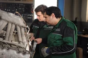 Flori und Tuncay in der Werkstatt. Von links: Florian Brunner (Tommy Schwimmer) und Tuncay Kaya (Levent &Ouml;zdil).