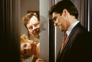 Jane (Shae D'Lyn, li.) und Pete (Joel Murray, Mi.) werden von Greg (Thomas Gibson) in flagranti erwischt.