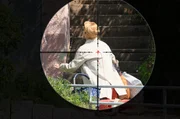 ARD/SWR TATORT: DU ALLEIN. Als Elisabeth Vogel nichtsahnend nach Hause kommt, wird sie ohne Vorwarnung erschossen.