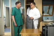 ARD/MDR IN ALLER FREUNDSCHAFT FOLGE 625, "Kontroversen". Als Dr. Roland Heilmann (Thomas R&uuml;hmann, li.) aus einer Notoperation an Olaf Beck kommt, muss er den Pfleger Hans-Peter Brenner (Michael Trischan, re.) etwas tr&ouml;sten.