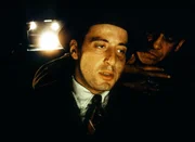 Michael Corleone (Al Pacino) will zun&auml;chst nicht ins Familiengesch&auml;ft einsteigen, aber der Anschlag auf seinen Vater l&auml;sst ihn umdenken.
