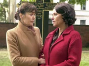 Eva (Thekla Carola Wied, li.) steht ihrer betrogenen Schwester Sabine (Tamara Rohloff) zur Seite.