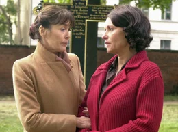 Eva (Thekla Carola Wied, li.) steht ihrer betrogenen Schwester Sabine (Tamara Rohloff) zur Seite.