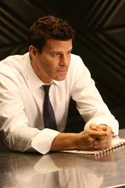 Booth (David Boreanaz) muss nach ersten Ermittlungen davon ausgehen, dass der tote Erfinder Opfer skrupelloser Organhändler geworden ist. Booth (David Boreanaz) muss nach ersten Ermittlungen davon ausgehen, dass der tote Erfinder Opfer skrupelloser Organhändler geworden ist.