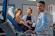 W&auml;hrend der Untersuchung von Ramona Zergiebel (Camilla Renschke, l.) wetteifern die beiden &Auml;rzte Mikko Rantala (Luan Gummich, M.) und Matteo Moreau (Mike Adler, r.)