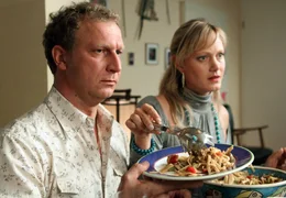 Britta P&auml;tzke (Anna Schudt) und ihr Mann Sven (Matthias Komm) sind bei Brittas verliebter Freundin zum Abendessen zu Gast, um den Anstand zu wahren.