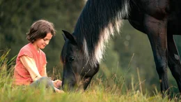 Ari (Luna Paiano) ist neu auf Kaltenbach und f&uuml;hlt sich sofort zum traumatisierten Hengst Ostwind hingezogen.