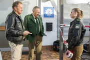 Im Polizeirevier finden Dreharbeiten zum TV-Krimi &bdquo;Bulle Bulle&ldquo; statt. Hubert und Girwidz wundern sich &uuml;ber Rebecca, die das Revier absperrt.