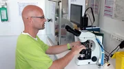 Tierarzt Dr. Gerd Britsch untersucht die Blutergebnisse unter dem Mikroskop. Tierarzt Dr. Gerd Britsch untersucht die Blutergebnisse unter dem Mikroskop.